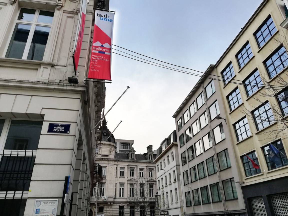 DeBuren, het Vlaams-Nederlands huis voor cultuur en debat, op de hoek van de Prinsenstraat en de Leopoldstraat, achter het Muntplein