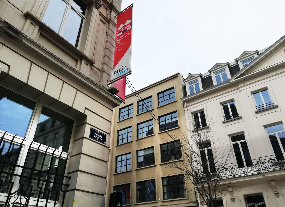 DeBuren, het Vlaams-Nederlands huis voor cultuur en debat, op de hoek van de Prinsenstraat en de Leopoldstraat, achter het Muntplein