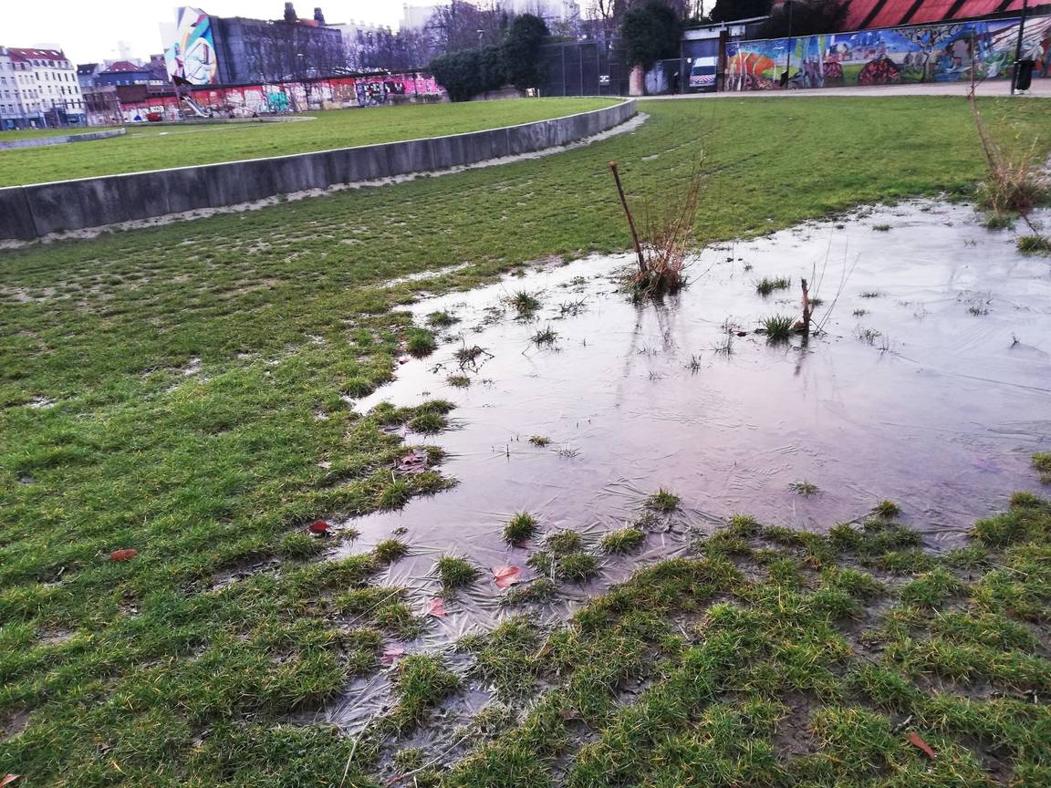 De overvloedige regenval in januari 2021 in Brussel zorgt ervoor dat het peil van het grondwater weer wat stijgt na de vorbije drioge zomers. Op de foto plassen in het park aan de Ninoofsepoort