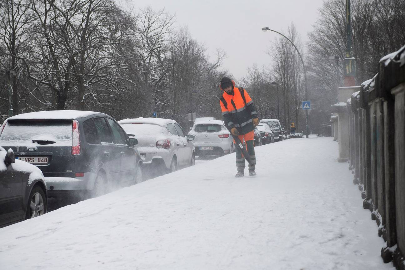 Sneeuw in Jette op 7 februari 2021: voetpaden en fietspaden worden sneeuwvrij gemaakt