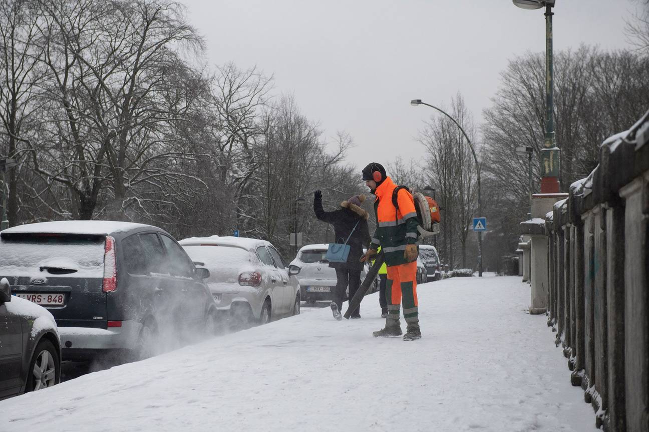 Sneeuw in Jette op 7 februari 2021: voetpaden en fietspaden worden sneeuwvrij gemaakt