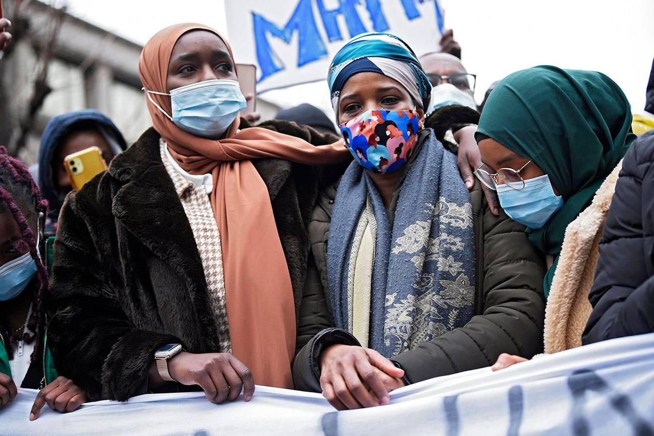 13 januari 2021: manifestatie in Brussel na de dood van de 23-jarige Ibrahima in een politiecel nabij het Noordstation. Centraal op de foto de moeder van Ibrahima.