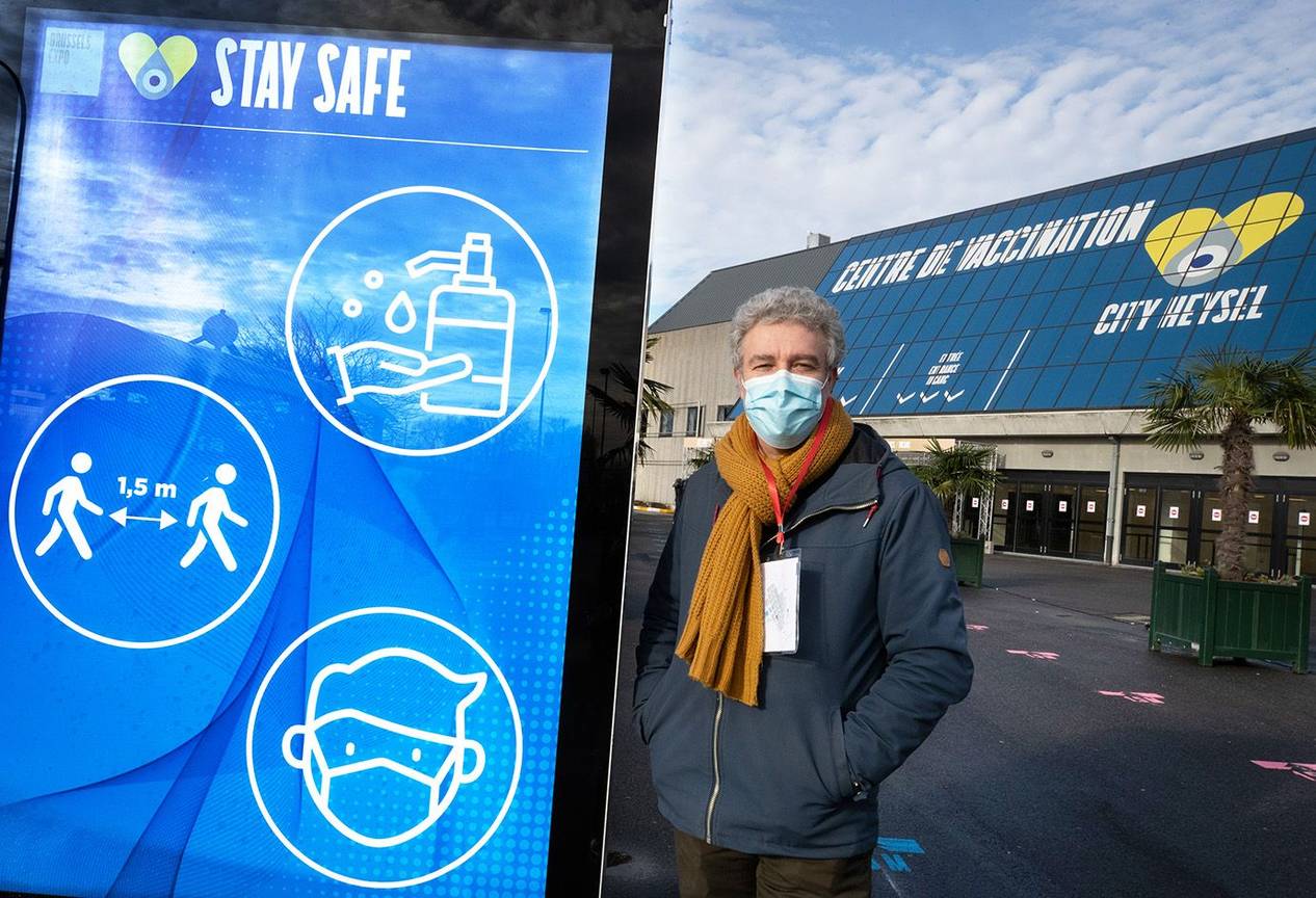 Alain Maron (Ecolo), Brussels minister, belast met Gezondheid en Welzijn, bij de opening van het vaccinatiecentrum op de Heizel op 16 februari 2021