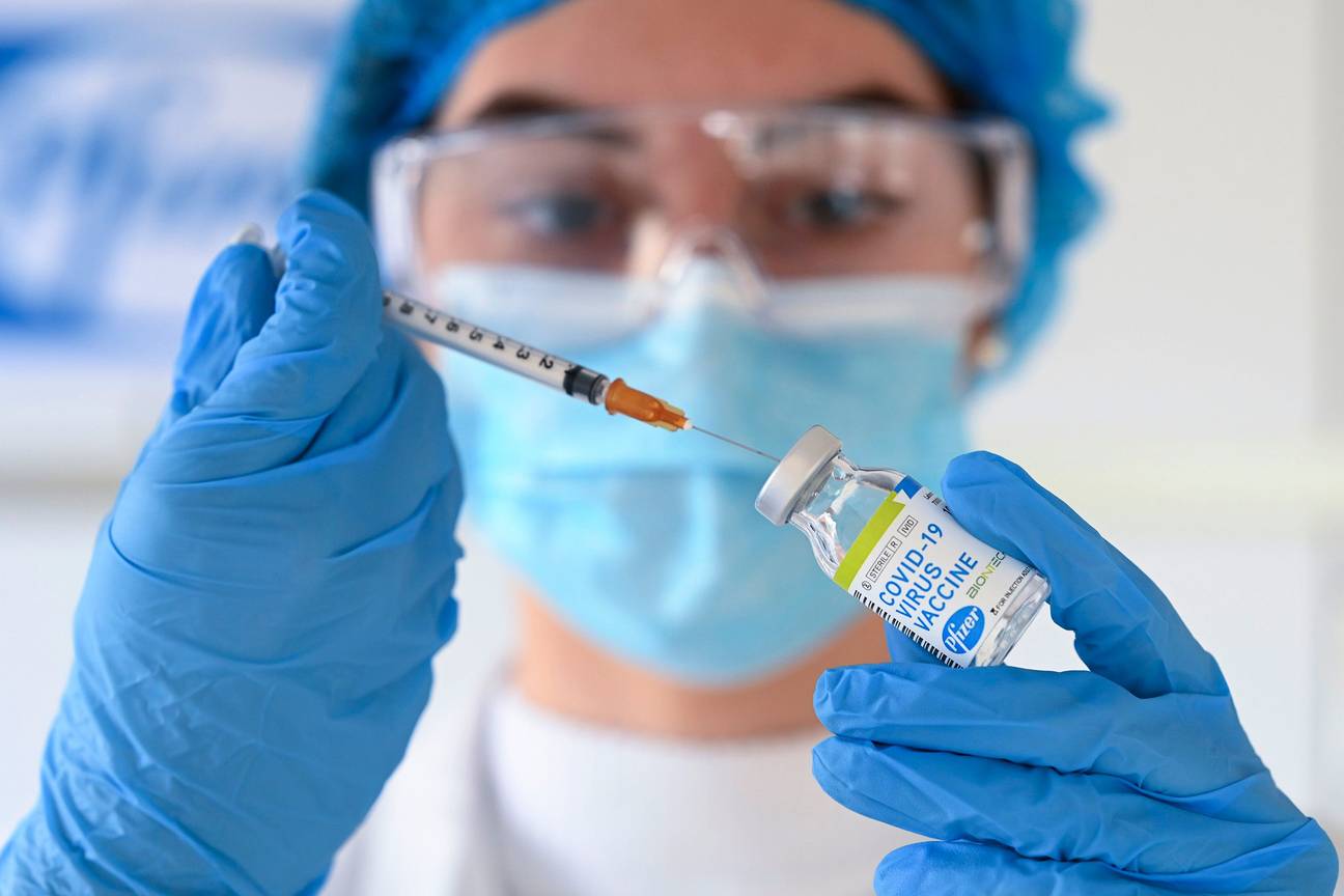 Het Amerikaanse farmaceutische bedrijf Pfizer en het Duitse biotechnologiebedrijf BioNTech maakten samen een vaccin dat de ziekte Covid-19 met een effeciviteit van 95% bestrijdt