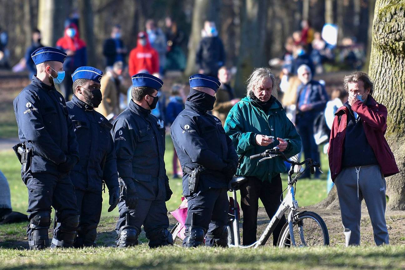 Zaterdag 20 maart 2021: na een wereldwijde Facebook-oproep wordt ook in het Ter Kamerenbos geprotesteerd tegen de beperking van de individuele vrijheid door de coronamaateregelen van de overheden