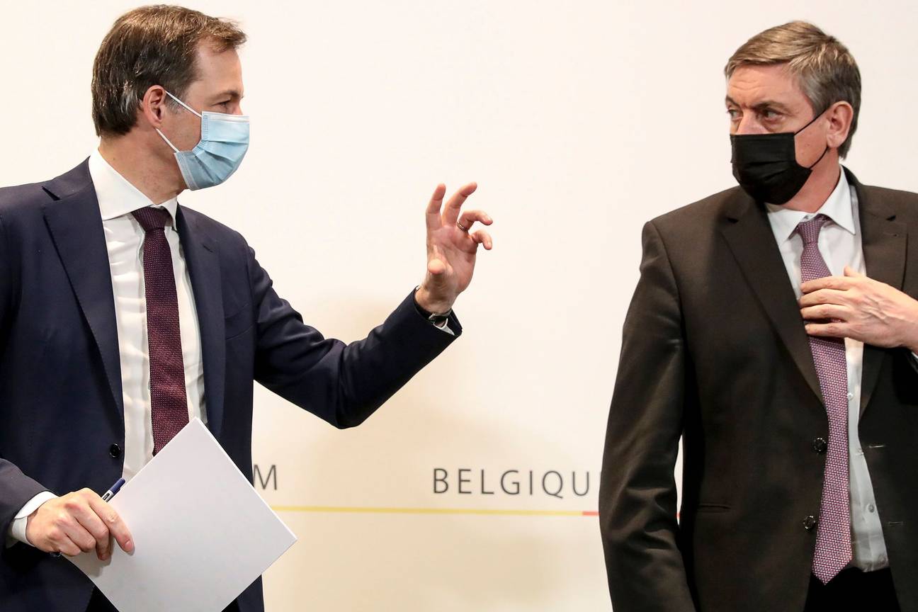 Eerste minister Alexander De Croo en Vlaams minister-president Jan Jambon op de persconferentie na het overlegcomité van 24 maart 2021 waar opnieuw beslist werd tot strengere coronamaatregelen