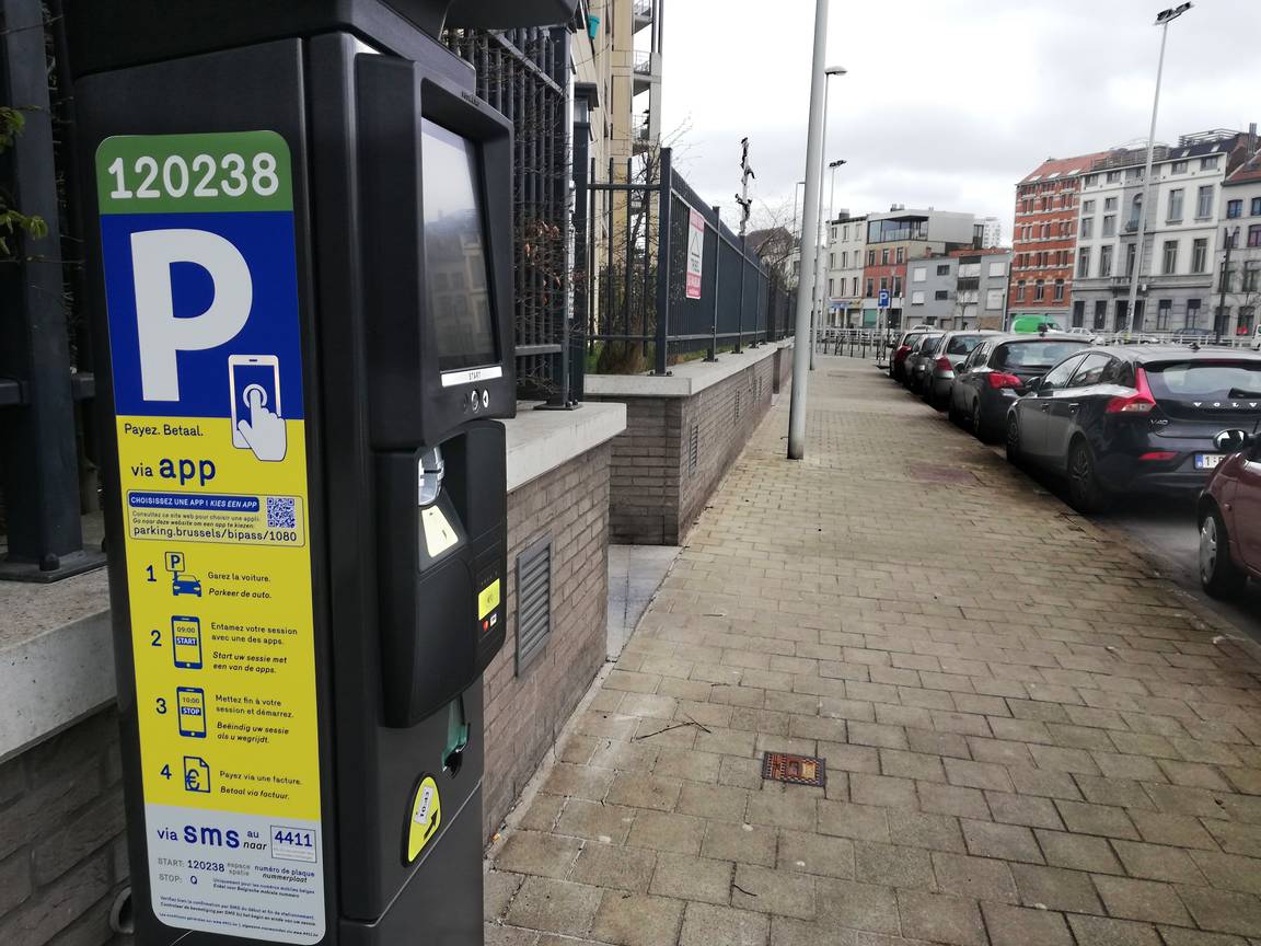 Een nieuwe parkeermeter aan de Nijverheidskaai langs het kanaal in Molenbeek