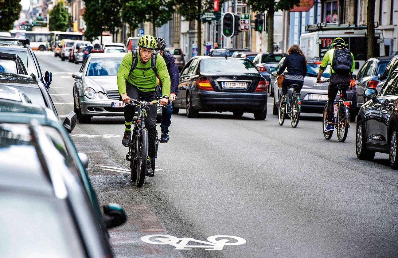 Een fietser deelt het verkeer met auto's