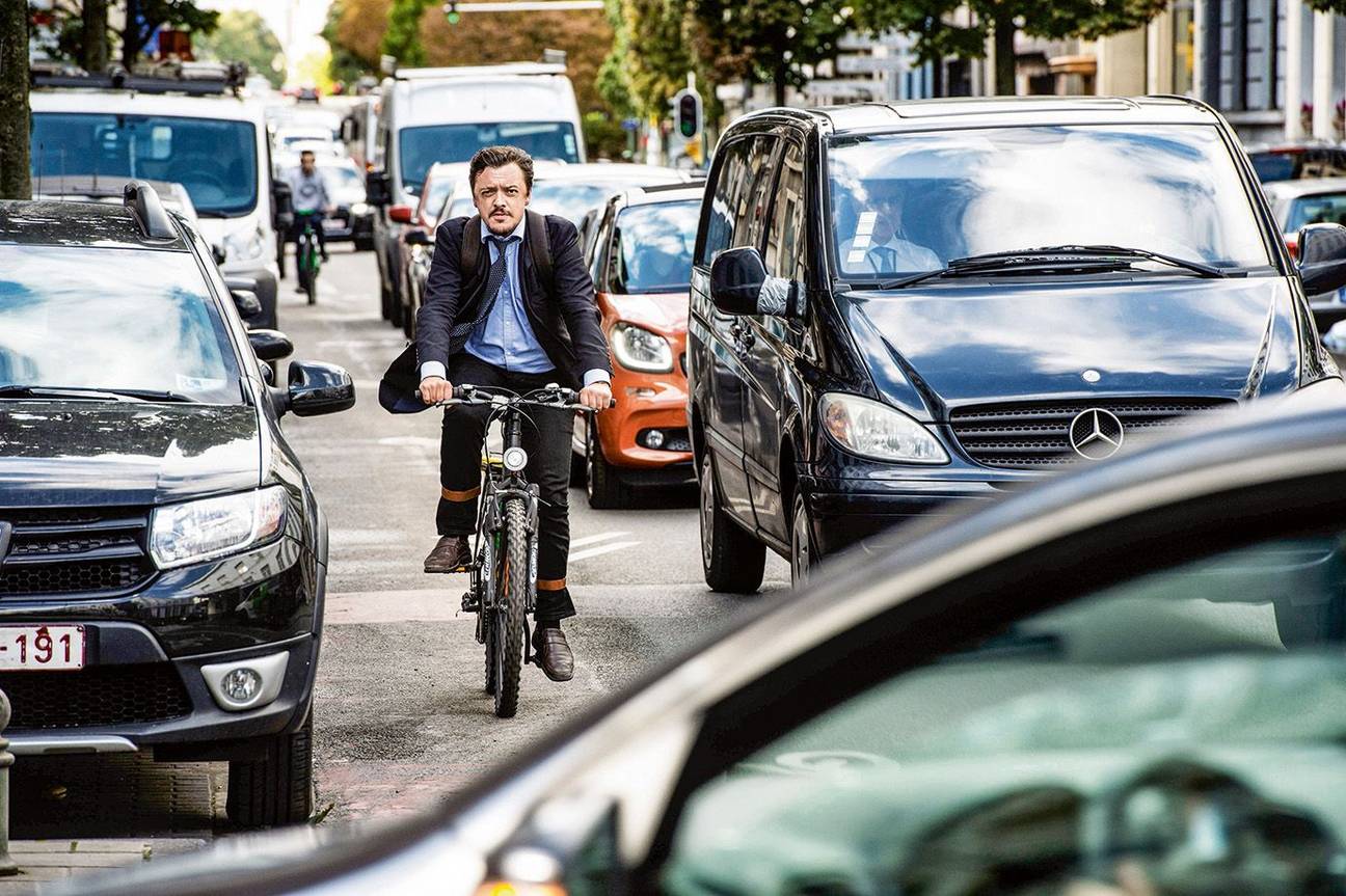 Een fietser deelt het verkeer met auto's