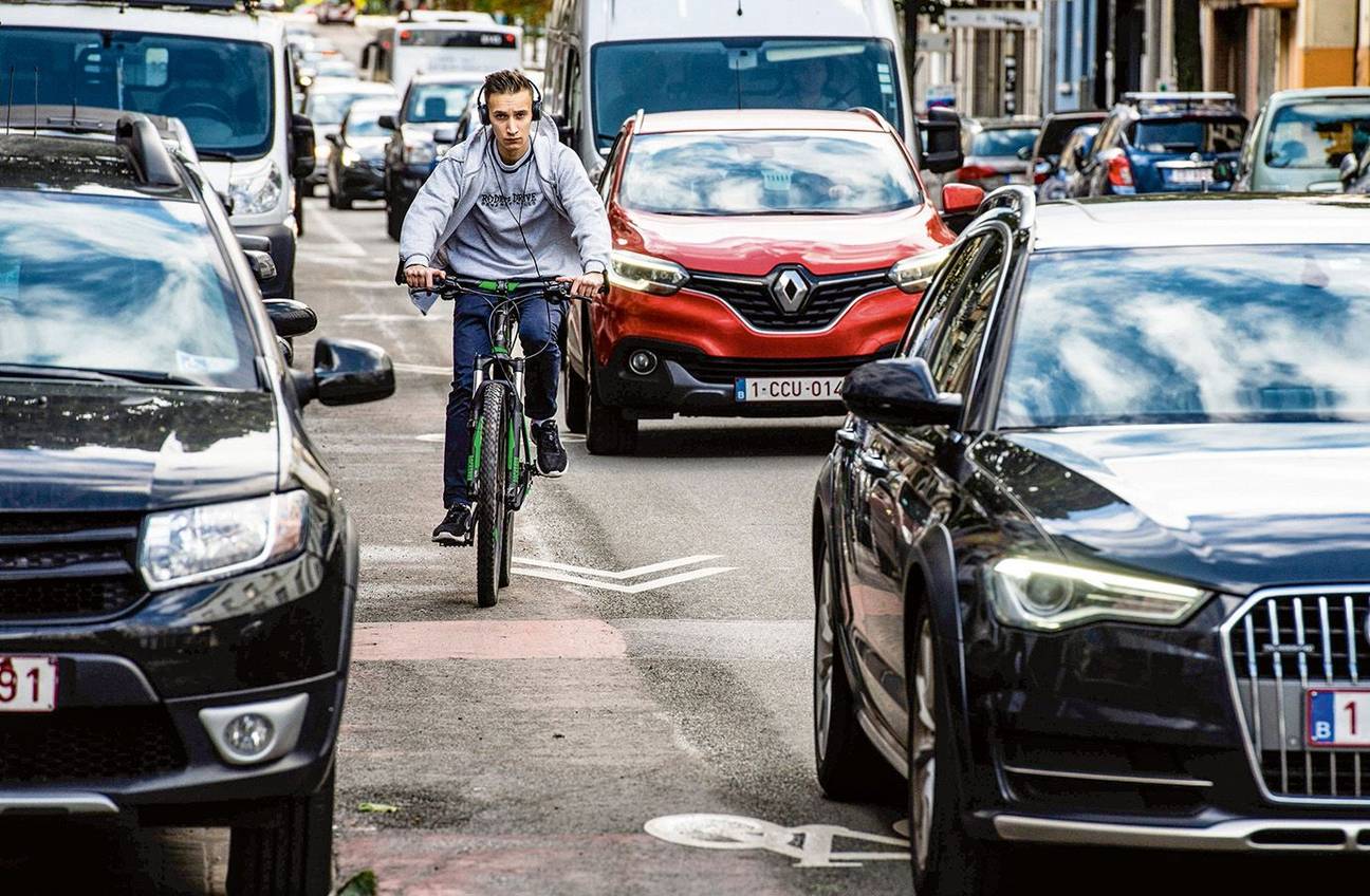 Een fietser deelt het verkeer met auto's