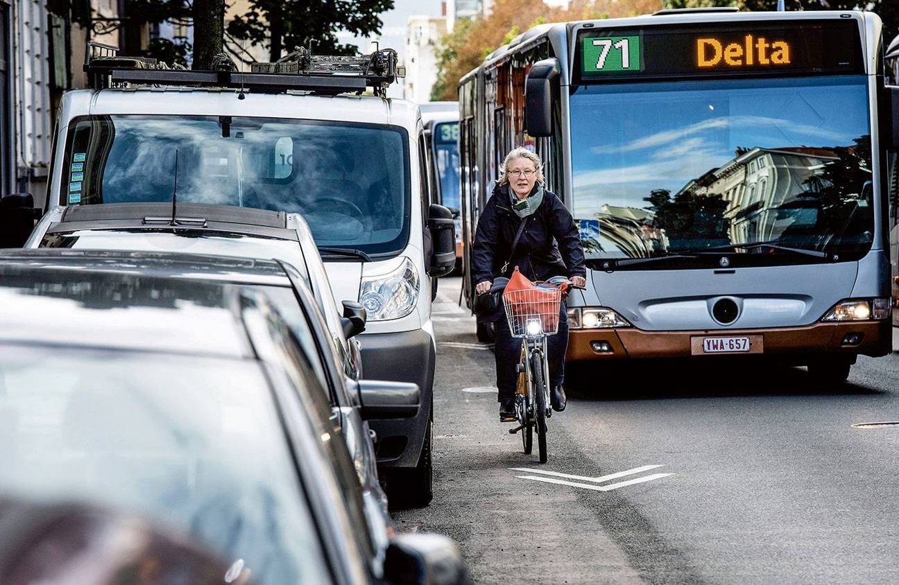 Een fietser deelt het verkeer met een MIVB-bus van Lijn 71 richting Delta