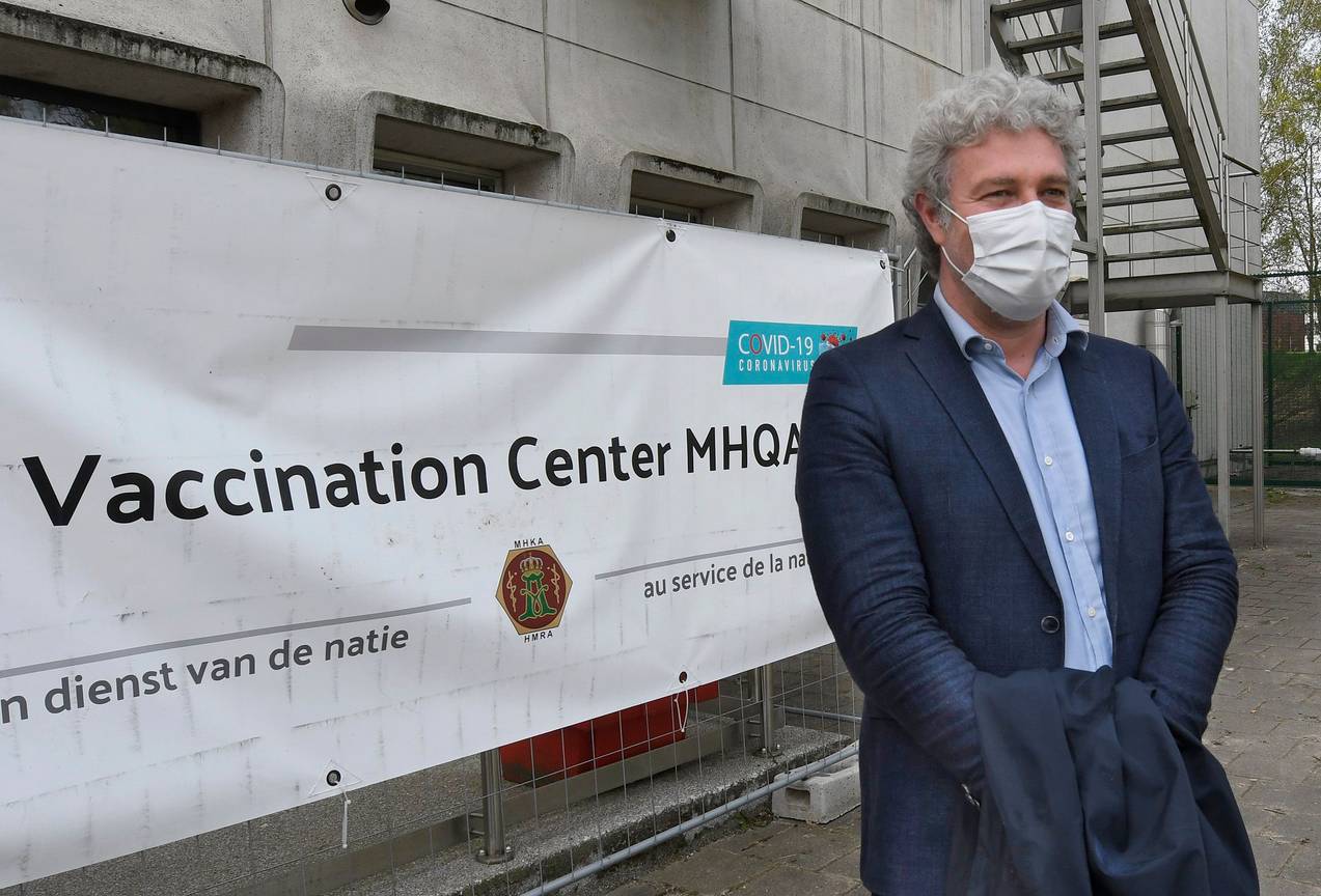 Brussels minister Alain Maron (Ecolo), belast met Welzijn en Gezondheid, bij de opening van het vaccinatiecentrum in het militair hospitaal van Neder-Over-Heembeek op 3 mei 2021