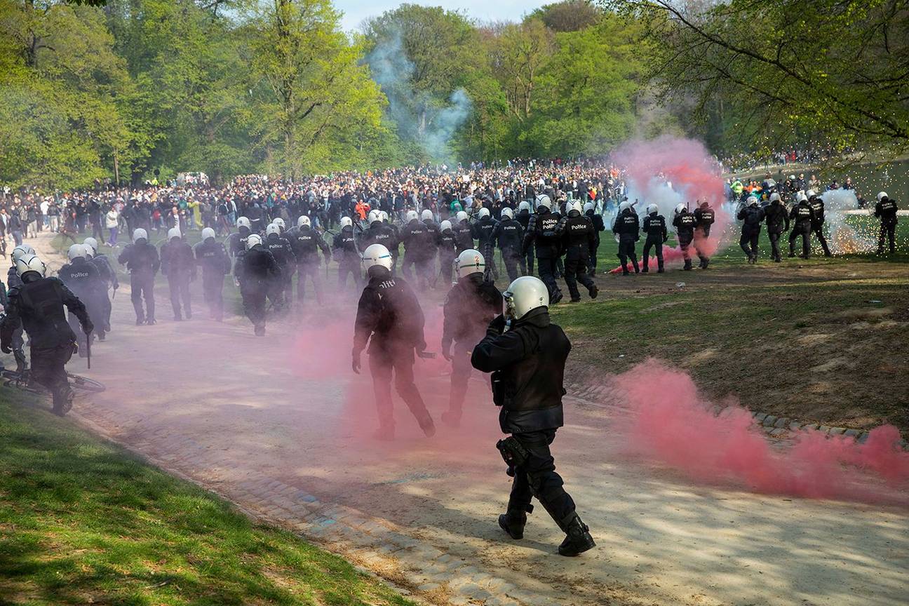 La Boum 2: confrontatie met de politie in Ter Kamerenbos op 1 mei 2021 op de tweede editie van het nepfestival tegen de coronamaatregelen, ditmaal georganiseerd door l'abîme