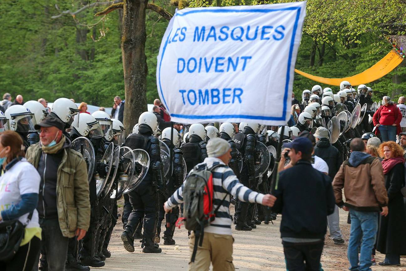 La Boum 2: confrontatie met de politie in Ter Kamerenbos op 1 mei 2021 op de tweede editie van het nepfestival tegen de coronamaatregelen, ditmaal georganiseerd door l'abîme