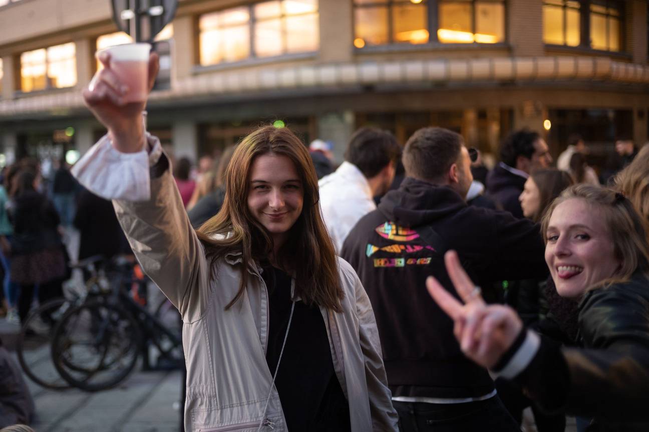 Een feestende volkstoeloop op het Heilig Kruisplein in Elsene op 8 mei 2021, de eerste dag dat de caféterrassen terug open mogen na de gedwongen coronasluiting