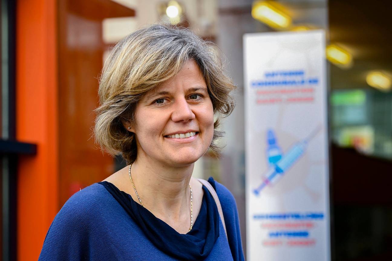 20 mei 2021: coronacrisimanager Inge Neven bij de opening van een vaccinatiecentrum in de Groenstraat in Sint-Joost-ten-Node