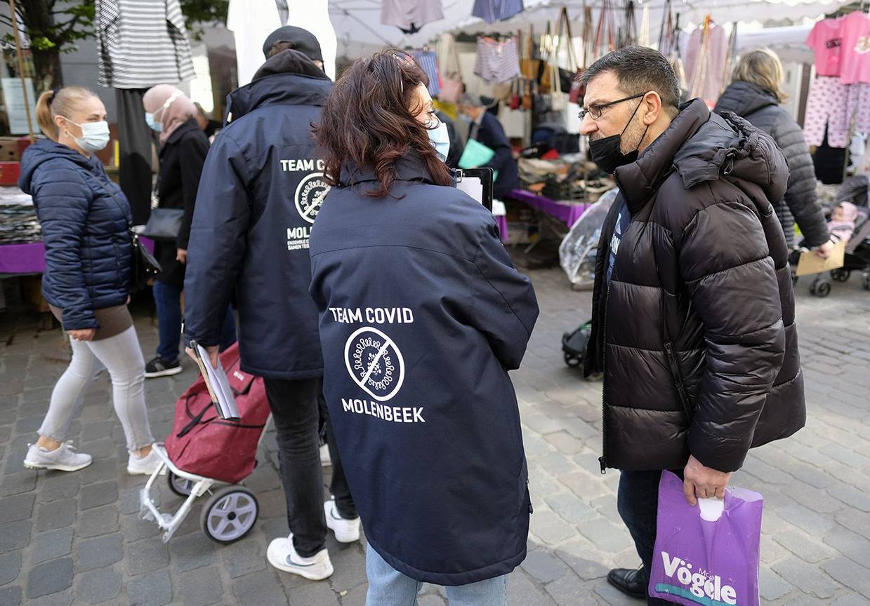 Mei 2021: het Covid-team van Sint-Jans-Molenbeek sensibilseert en rekruteert mensen op de wekelijkse markt opdat ze zich zouden laten vaccineren