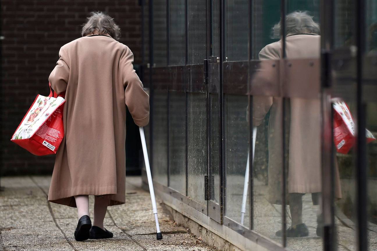 Een bejaarde vrouw in Brussel