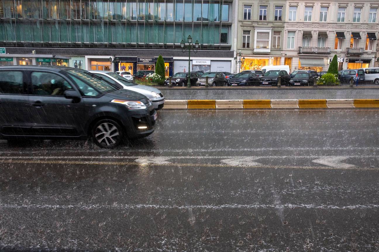 4 juni 2021: zware regenbuien in Brussel op de Kleine Ring. Het KMI had vooraf gewaarschuwd met code oranje