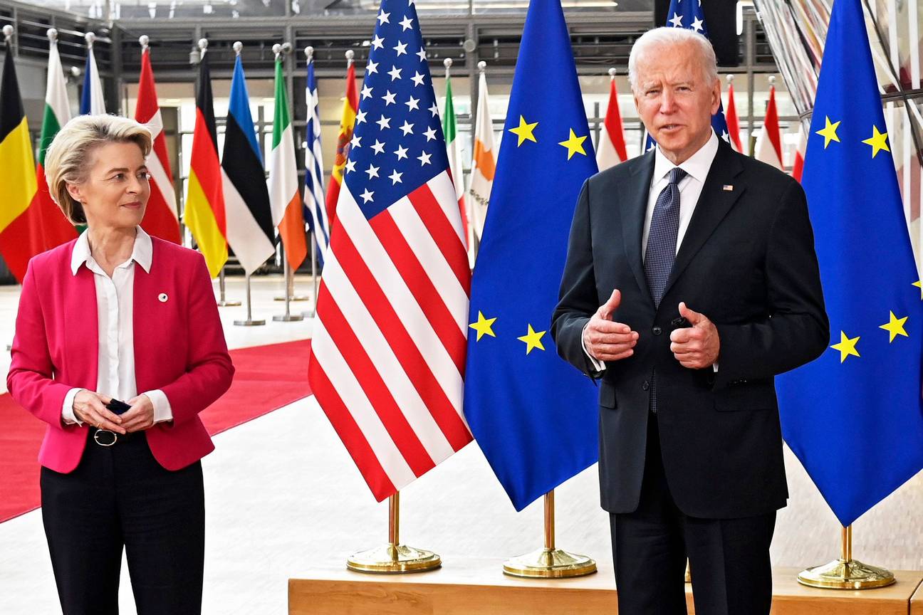 De Amerikaanse president Joe Biden wordt tijdens zijn bezoek aan Brussel op 15 juni 2021 verwelkomd door Ursula von der Leyen, voorzitter van de Europese Commissie