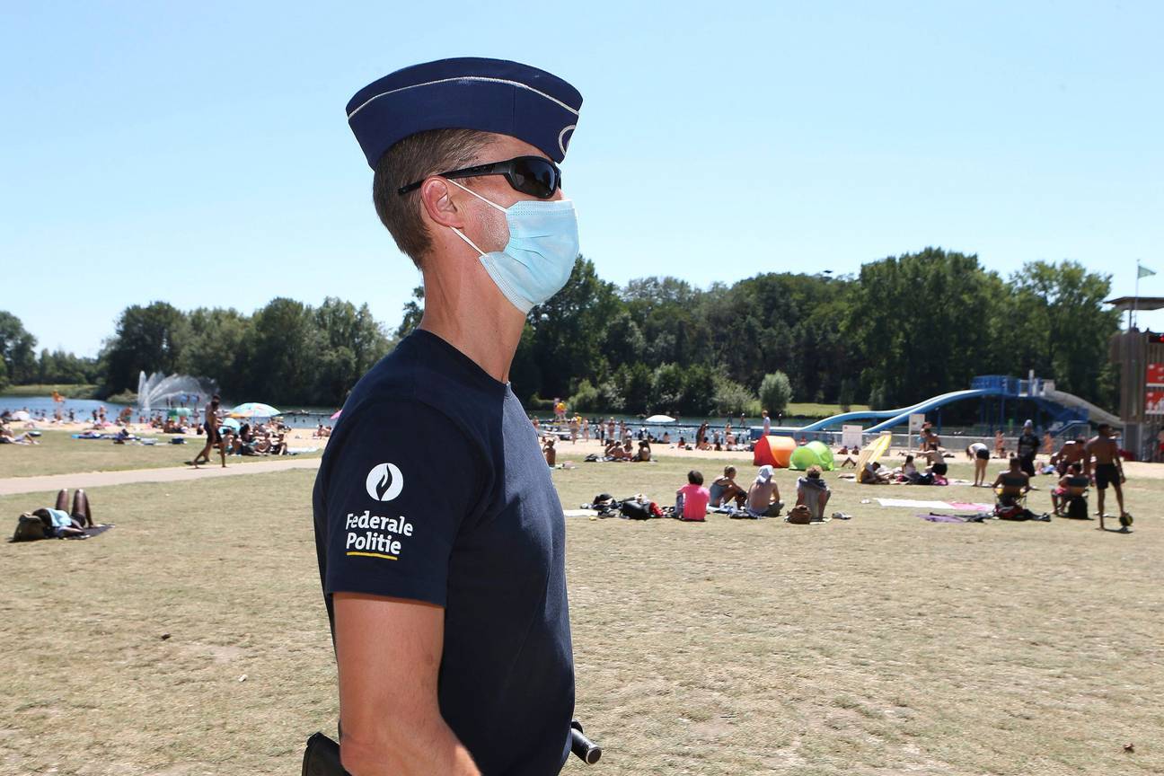 De politie houdt een oogje in het zeil op het recreatiedomein de Blaarmeersen in Gent (achiefbeeld uit de zomer van 2020)