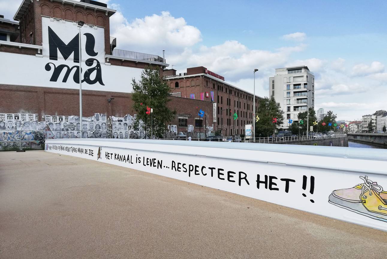 24 augustus 2021: de nieuwe voetgangers- en fietserspasserelle over het kanaal aan de Ninoofsepoort en het het Mima heeft een graffititekening met ecologische boodschap gekregen: "Niet alleen de paling keert terug naar de zee. Het kanaal is leven... Respe