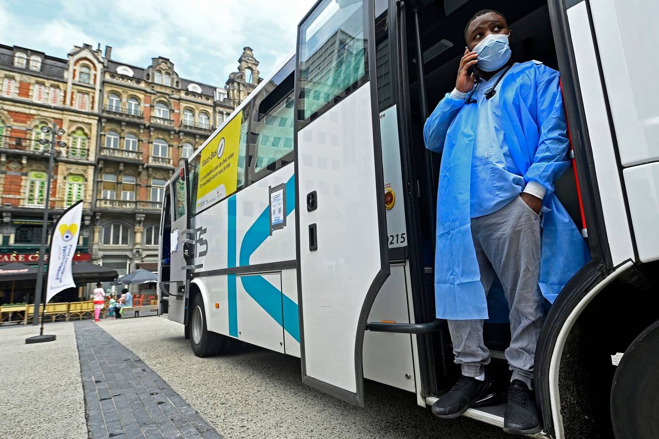 16 augustus 2021: een vacci-bus op het de Brouckèreplein vaccinatiebus vaccinatiecampagne vaccinatiestrategie coronavirus