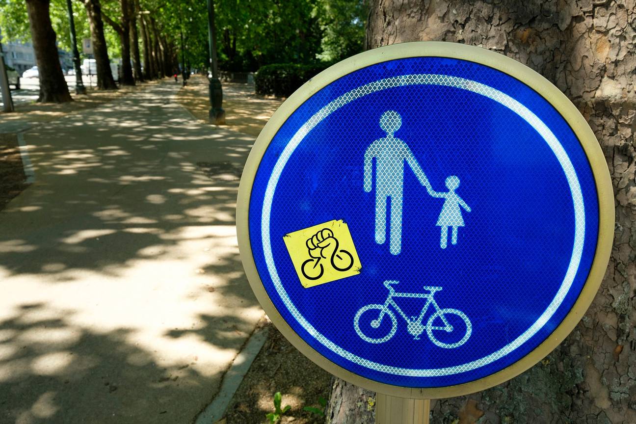 Het fietspad langs de Generaal Jacqueslaan in Elsene, met een sticker van Critical Mass Brussels, de burgerbeweging voor meer aandacht voor fietsers
