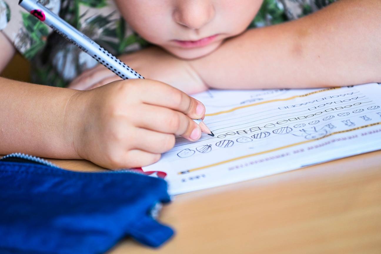 Leren lezen, schrijven en rekenen in de lagere school.