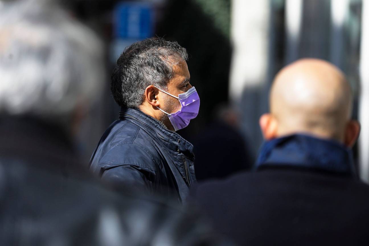 Een man met mondmasker in Brussel als bescherming tegen het coronavirus en de ziekte Covid-19