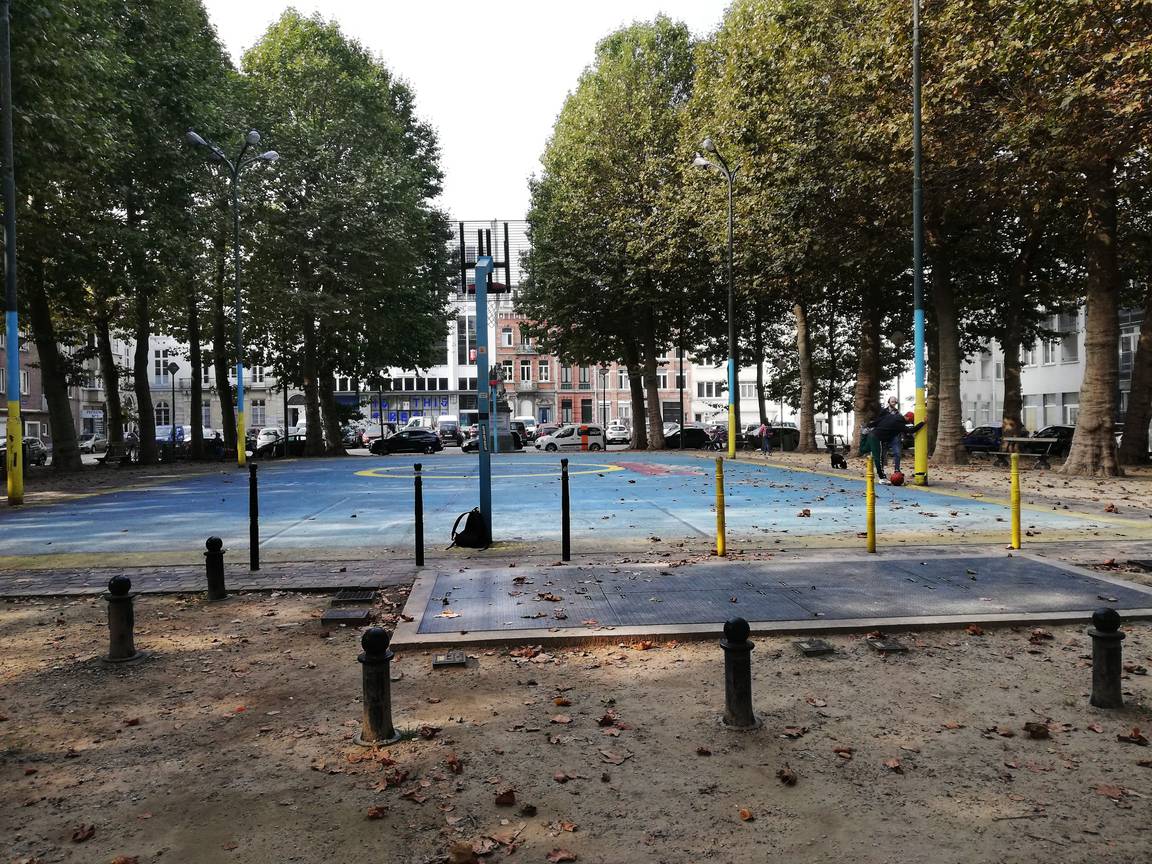 Het basketbalpleintje op de Nieuwe Graanmarkt, langs de Dansaertstraat