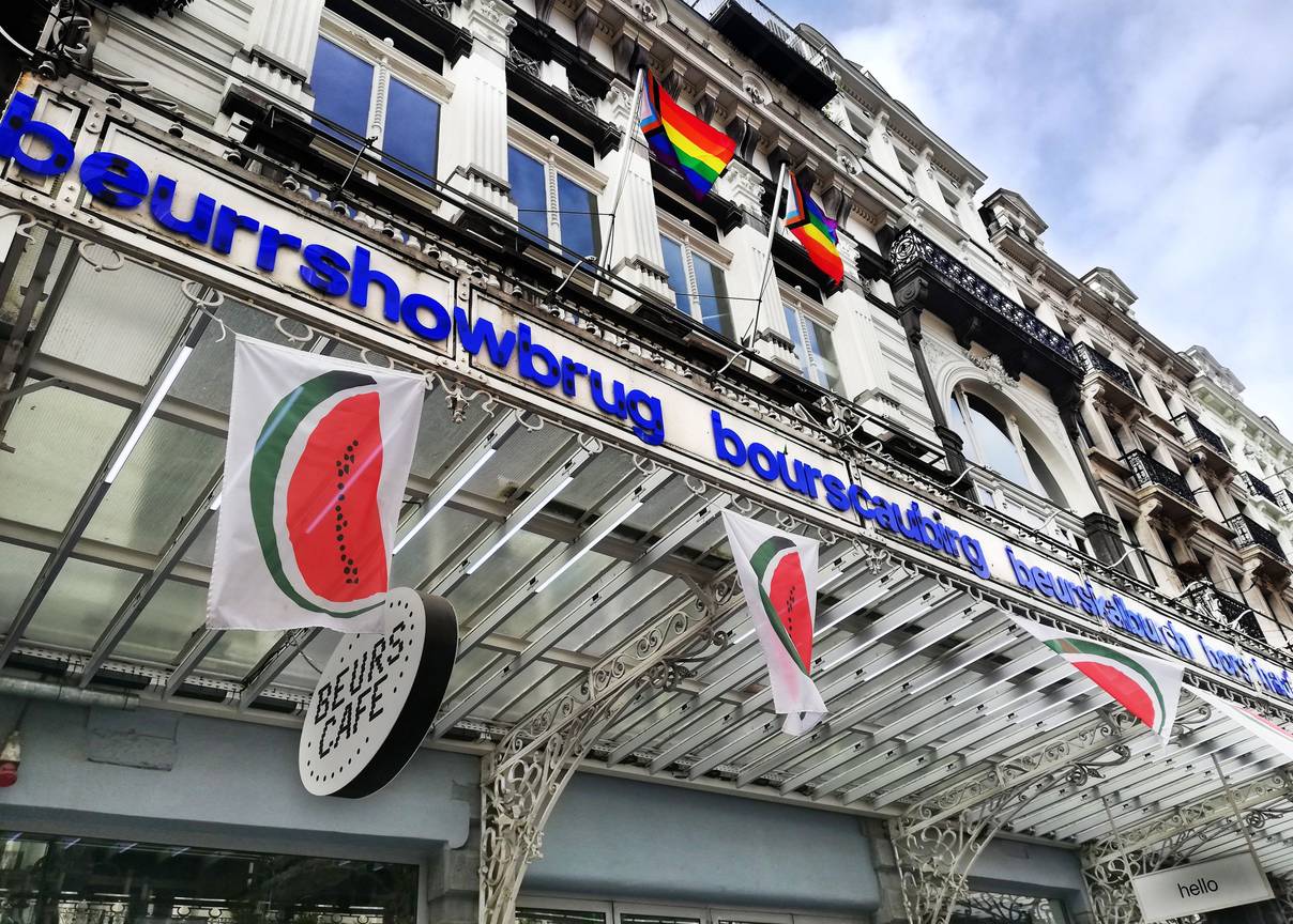 De gevel van de Beursschouwburg in de Auguste Ortsstraat, met regenboogvlaggen