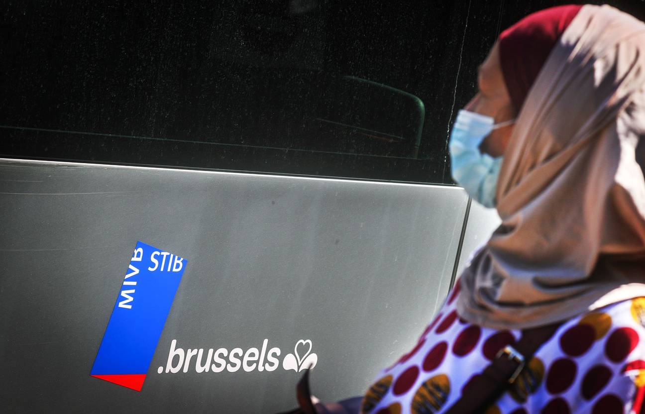 Een vrouw neemt het openbaar vervoer in Brussel