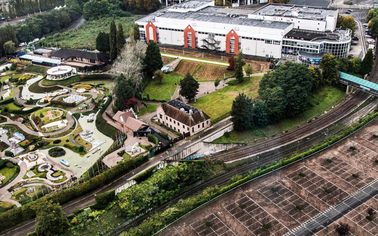 Zicht vanuit het atomium op de heizelvlakte en het Koning Boudewijnstadion: hier moet het NEO-project verrijzen