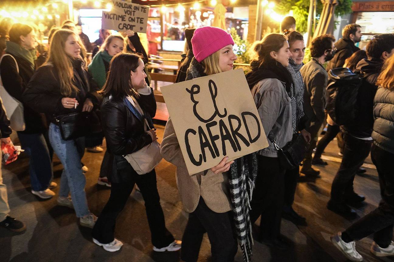 Oktober 2021 manifestatie tegen seksueel geweld tegen vrouwen een barman van café Waff en El Café in Elsene drogeerde en verkrachtte er vrouwen