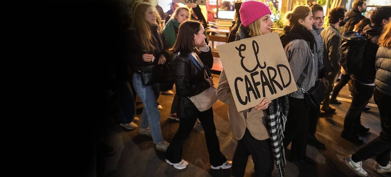 Oktober 2021 manifestatie tegen seksueel geweld tegen vrouwen een barman van café Waff en El Café in Elsene drogeerde en verkrachtte er vrouwen pano