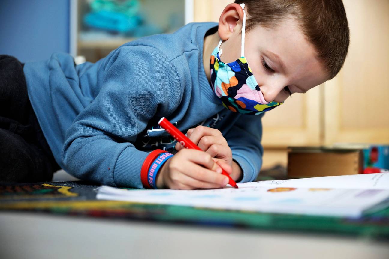 Sinds maandag 6 december 2021 moeten ook kinderen vanaf 6 jaar een mondmasker dragen op school en op plaatsen waar het verplicht is voor volwassenen