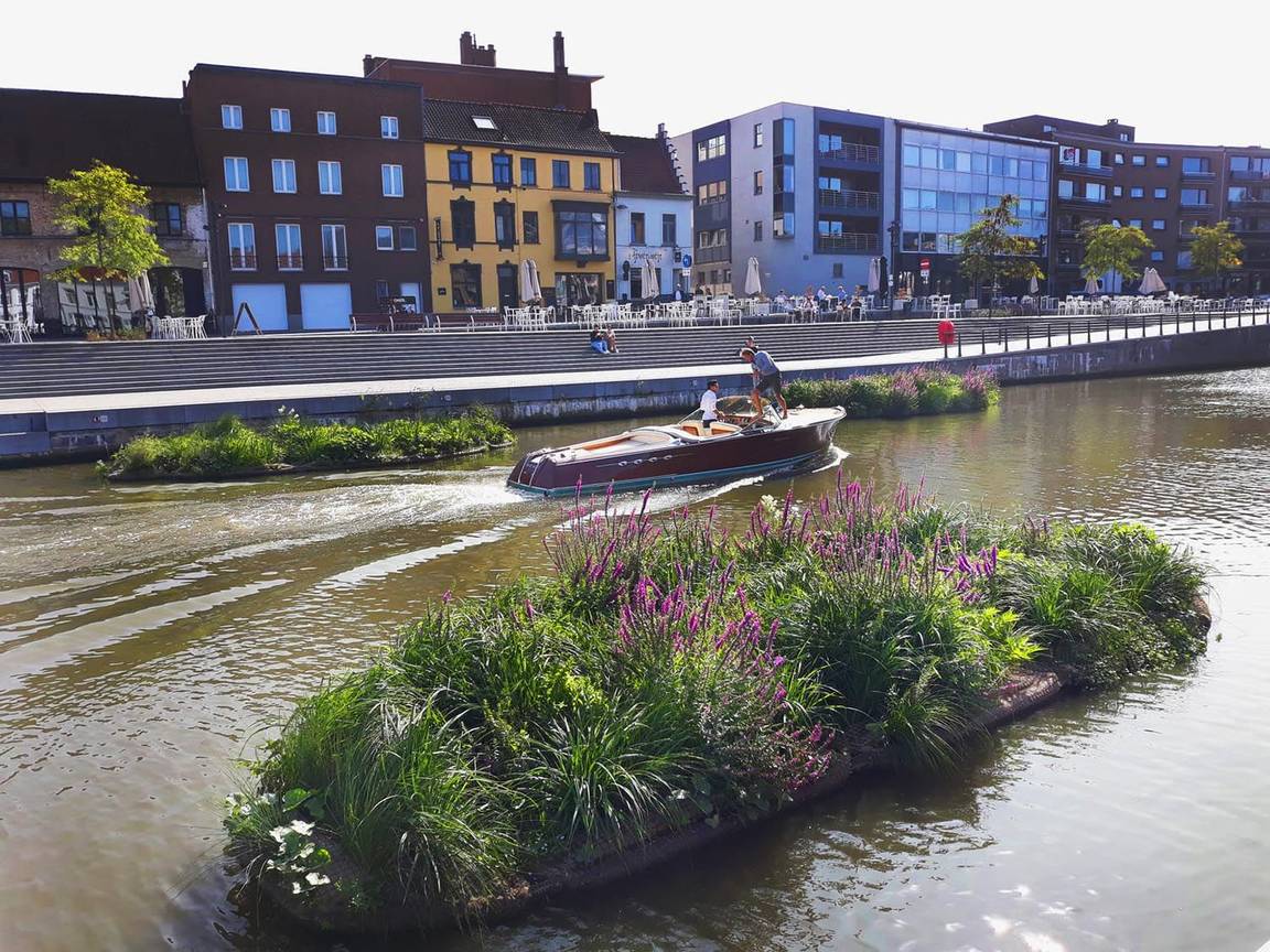 Floating Gardens van Michel Desvigne op het kunstenparcours Contrei Live langs de Leie in Kortrijk, georganiseerd door de intercommunale Leiedal