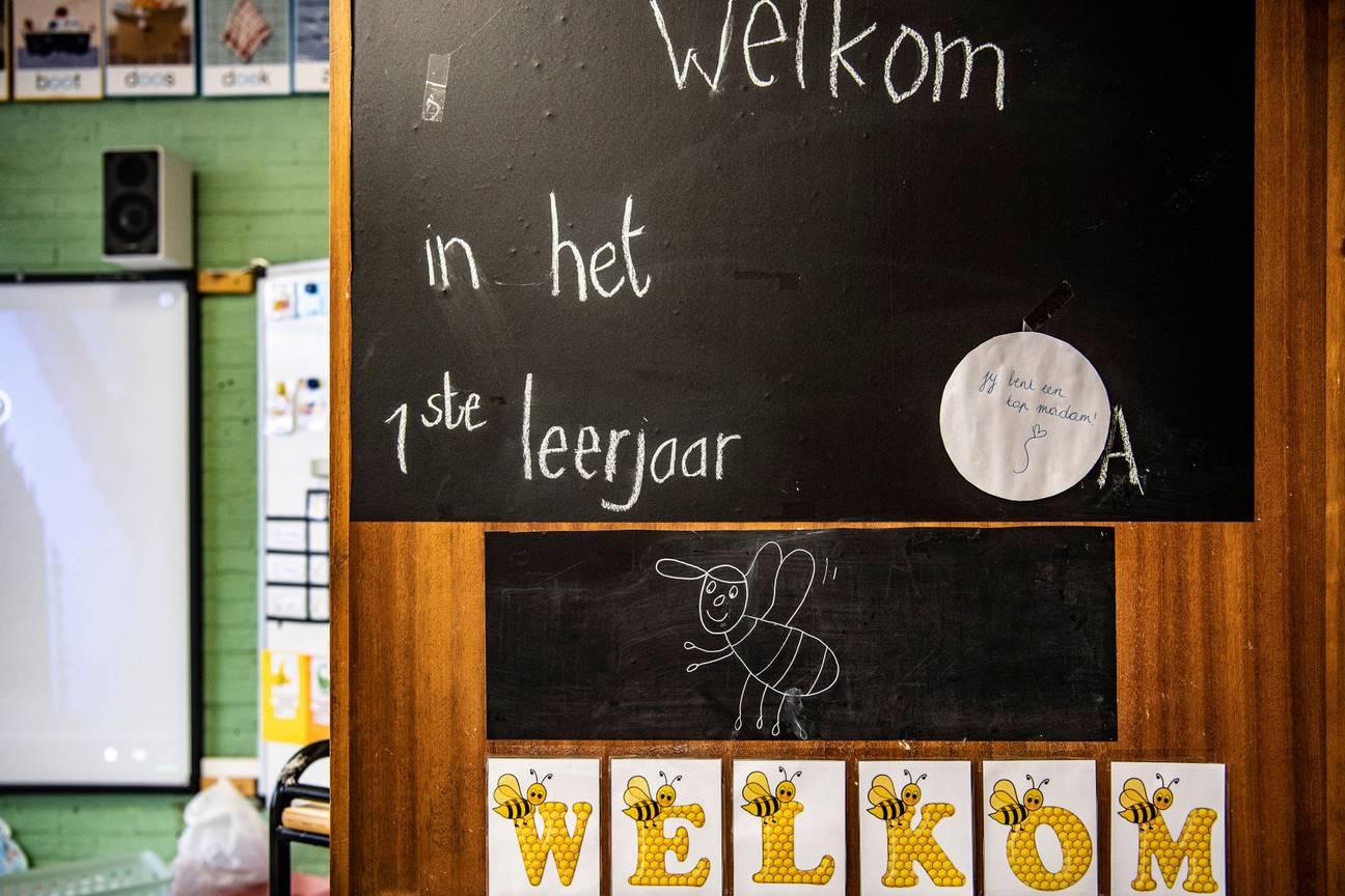 Een leraar voor zijn klas in de middelbare school van het Sint-Jan Berchmanscollege secundair onderwijs leerlingen kruisbeeld katholiek jezuïten