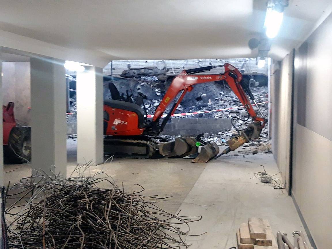 11783 ZOOM voetgangerstunnel oner station Schaarbeek bij Docks Bruxsel