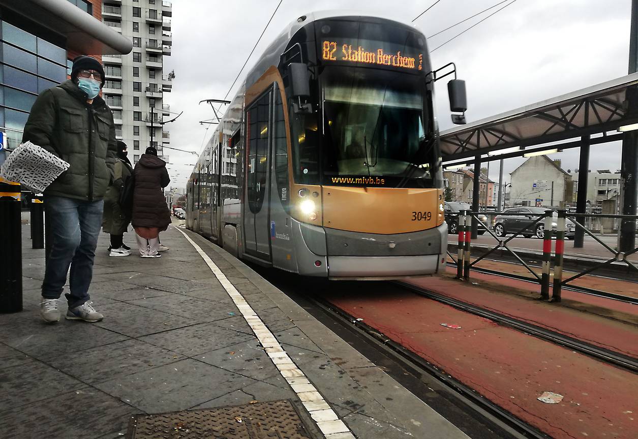 Een tram van lijn 82 richting Berchem aan het Weststation