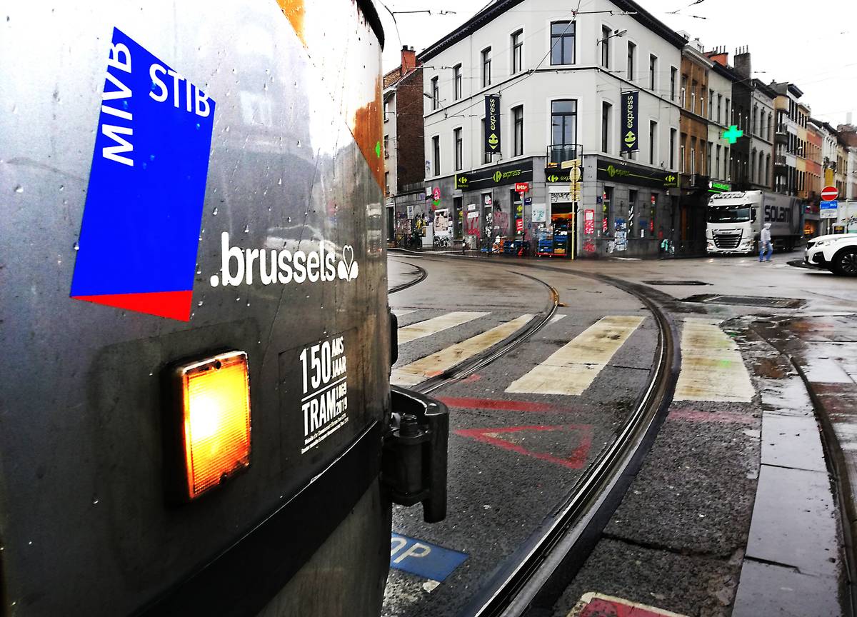 Tram 81 van de MIVB aan de halte op het Flageyplein, richting Lesbroussartstraat regen gladde tramsporen