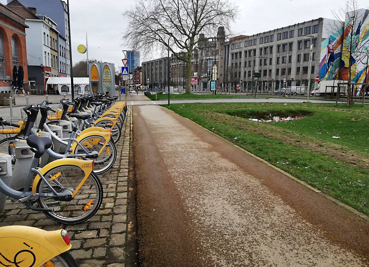 20220204 Het Institut des Arts et Métiers aan de Slachthuislaan op de Westelijke Kleine Ring Villo deelfietsen