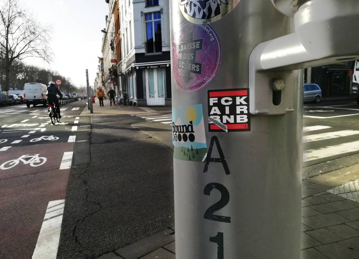 20220217 Een sticker met Fuck Airbnb op een verkeerslicht aan de Bergensesteenweg zelfklever fietspad kleine ring