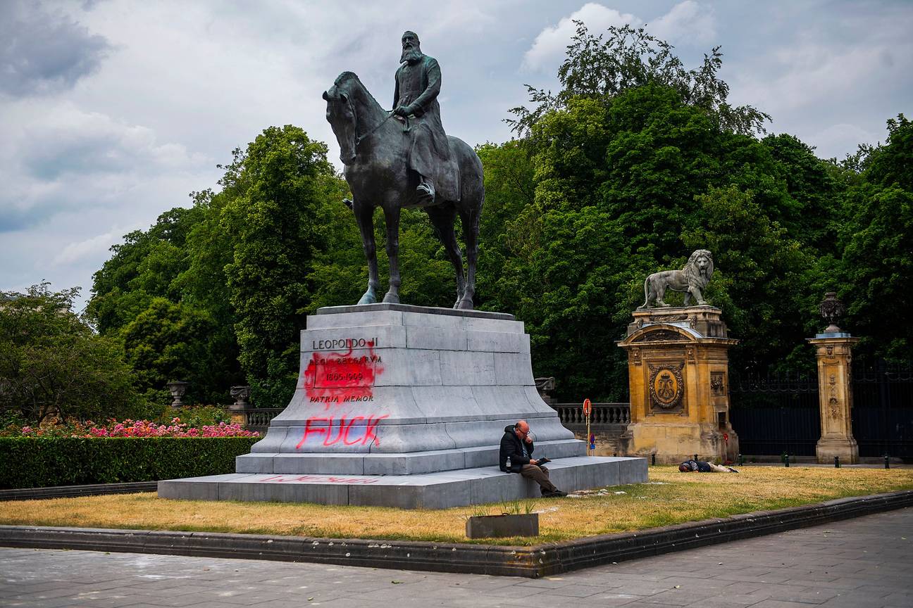 De bekladde sokkel van het ruiterstandbeeld van Leopold II op het Troonplein