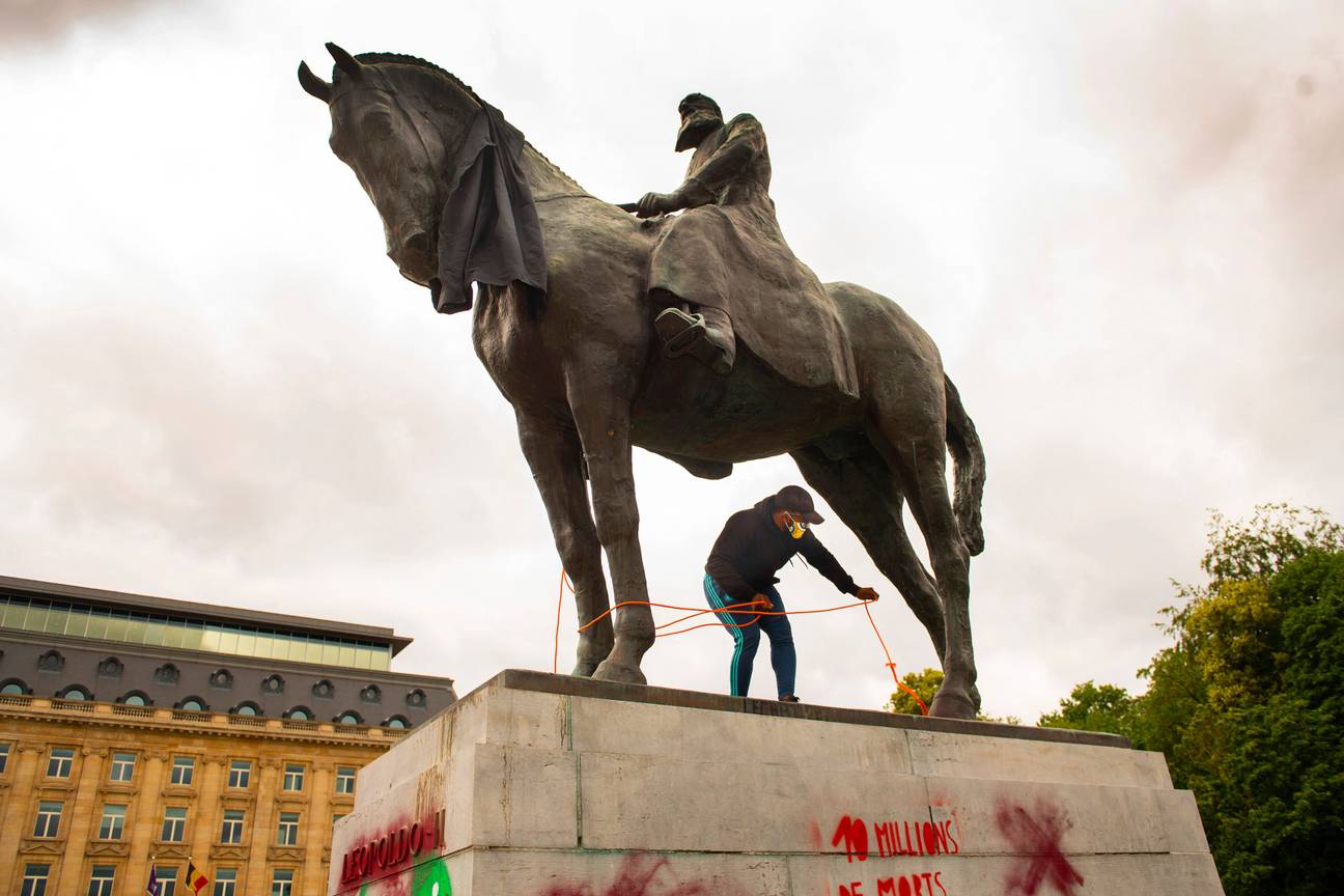 Een protestactie op het Troonplein bij het ruiterstandbeeld van Leopold II