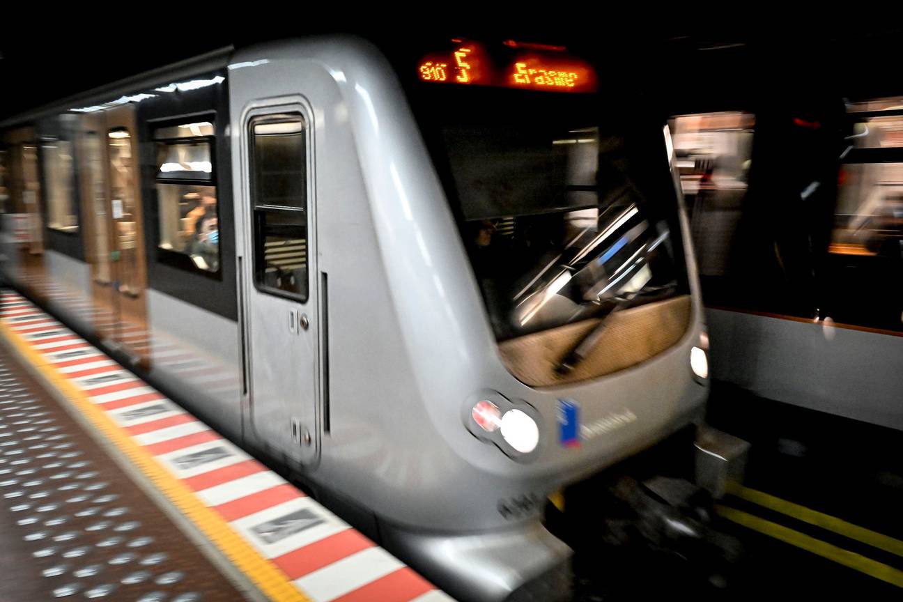 Een metro op lijn 5 richting Erasmus houdt halt in Brussel-Centraal