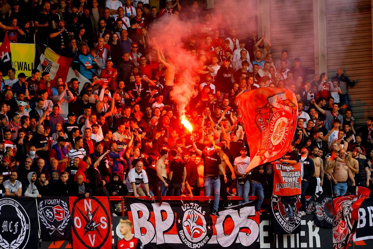 Supporters van RWDM in de tribune van het Edmond Machtensstadion