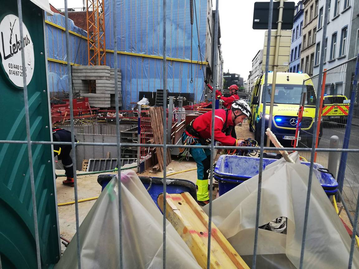 29 april 2022: de brandweer daalt met klimmateriaal af in de bouwput van een werf op de hoek van de Slachthuisstraat en de Slachthuislaan (Kleine Ring)