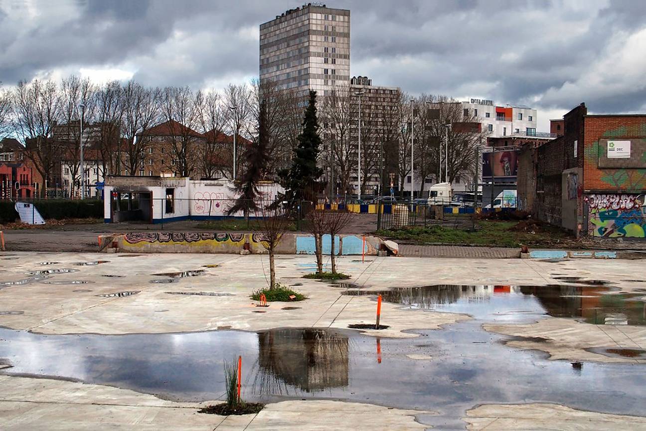 De Ninoofsepoort, met zicht op de Brunfauttoren in 2015, voor de aanleg van het park